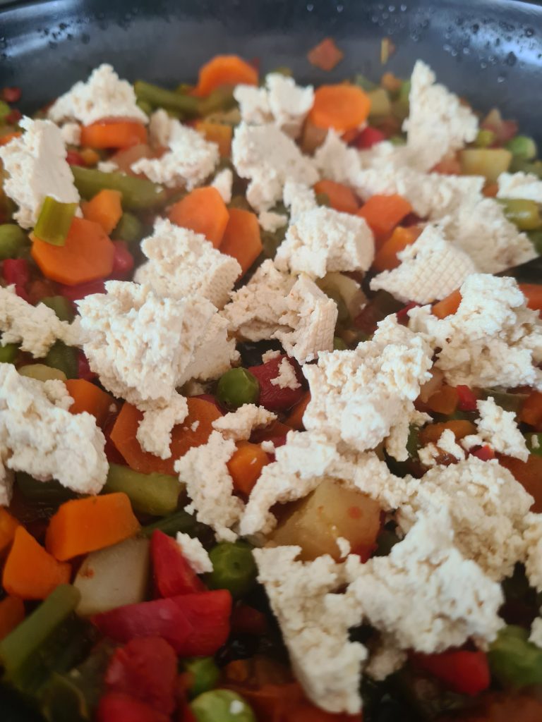 Posni tanjir sa tofuom i povrćem