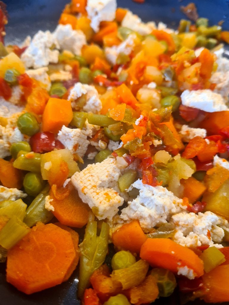 Posni tanjir sa tofuom i povrćem